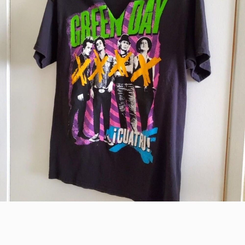 Hot-topic Women's Black and Green T-shirt